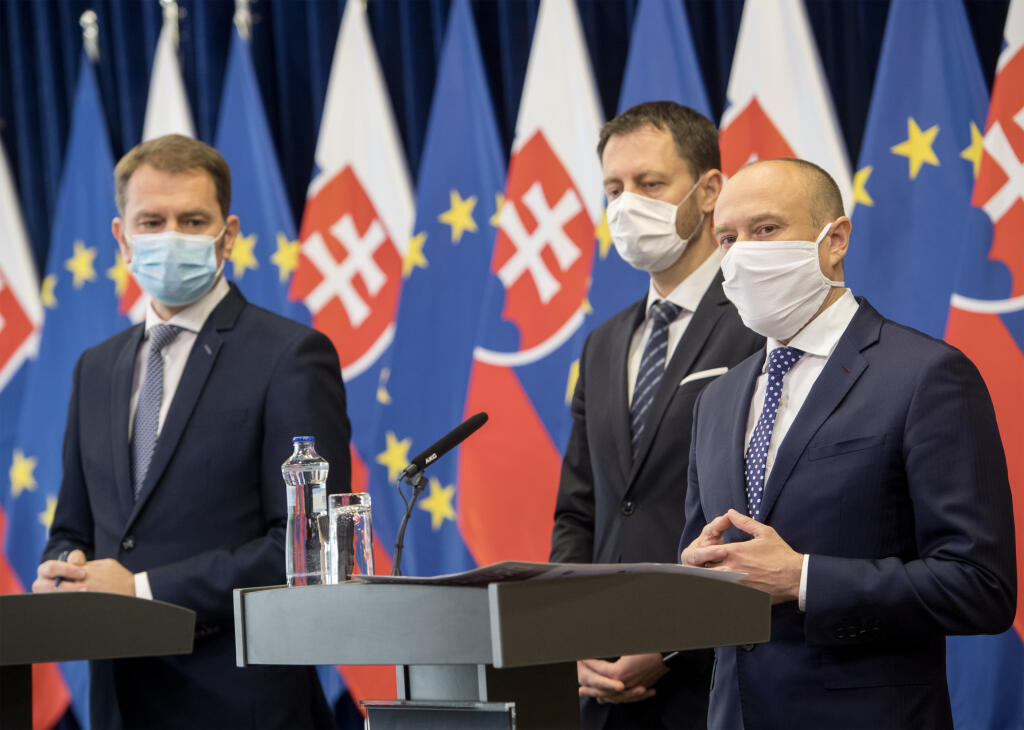 Na snímke zľava  Igor Matovič, podpredseda vlády, Eduard Heger a predseda predstavenstva a generálny riaditeľ VÚB banky Alexander Resch počas tlačovej konferencie so zástupcami bankového sektora na tému: