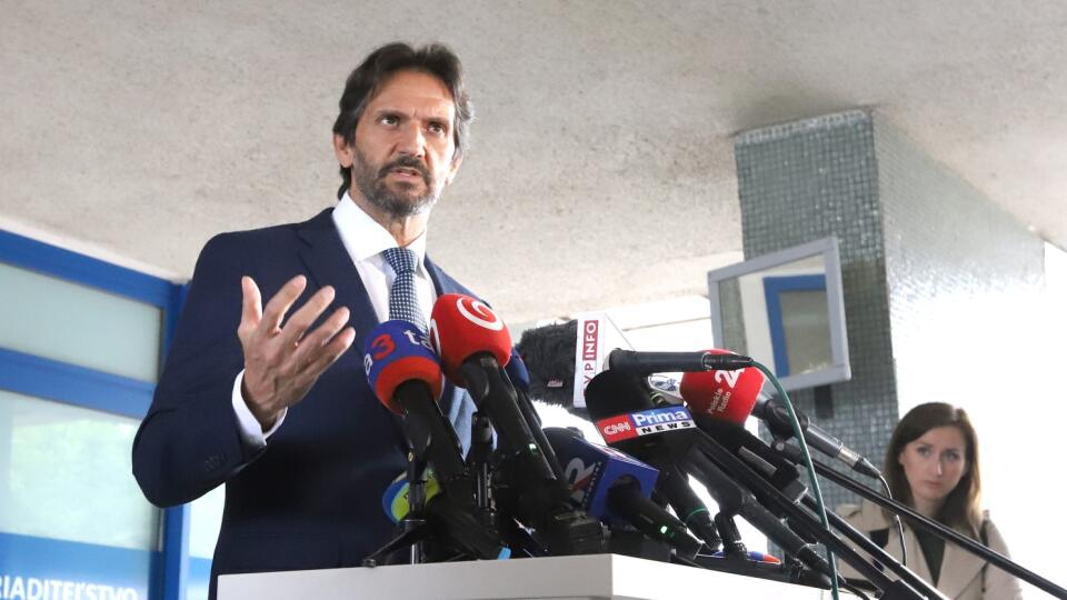 Na snímke vicepremiér a minister obrany SR Robert Kaliňák (Smer-SD) počas brífingu v areáli Rooseveltovej nemocnice s poliklinikou v Banskej Bystrici v piatok 17. mája 2024. Premiér Robert Fico (Smer-SD) absolvoval v piatok chirurgický zákrok. Jeho stav je stabilizovaný, ale naďalej vážny. Informovali o tom Robert Kaliňák a riaditeľka banskobystrickej nemocnice Miriam Lapuníková. Premiéra Roberta Fica postrelil 71-ročný muž po výjazdovom rokovaní vlády v Handlovej v stredu 15. mája 2024. FOTO TA