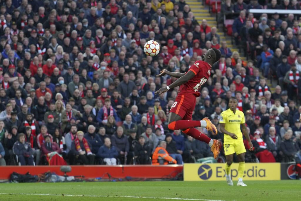 Hráč Liverpoolu Sadio Mane sa pokúša skórovať hlavičkou počas 1. zápasu semifinále Ligy majstrov FC Liverpool - Villarreal CF v Liverpoole 27. apríla 2022.