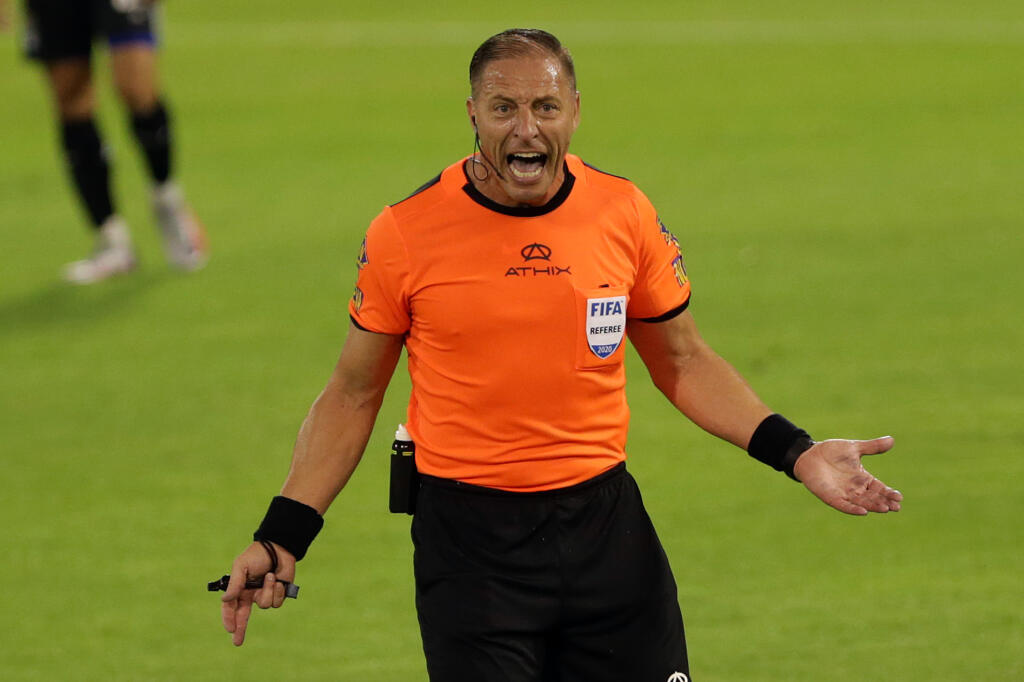 Nestor Pitana patrí medzi najlepších futbalových rozhodcov sveta.