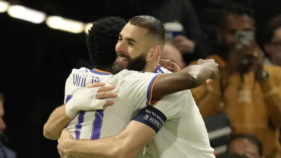 PK 15 Londýn - Futbalisti Realu Madrid sprava strelec tretieho gólu Karim Benzema a Vinicius Junior sa tešia z gólu počas prvého zápasu štvrťfinále futbalovej Ligy majstrov Chelsea Londýn - Real Madrid 6. apríla 2022 v Londýne. FOTO TASR/AP
Real Madrid's Karim Benzema, right, celebrates with his teammate Real Madrid's Vinicius Junior after scoring his side's third goal during a Champions League first-leg quarterfinal soccer match between Chelsea and Real Madrid at Stamford Bridge stadium in Lon