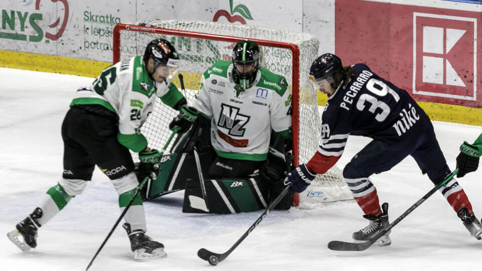 Na snímke zľava Martin Chovan, brankár Pavel Kantor (obaja Nové Zámky) a Liam Pecararo (Slovan) počas 45. kola hokejovej Tipos extraligy HC Slovan Bratislava - HC MIKRON Nové Zámky 20. decembra 2022 v Bratislave. FOTO TASR - Dano Veselský