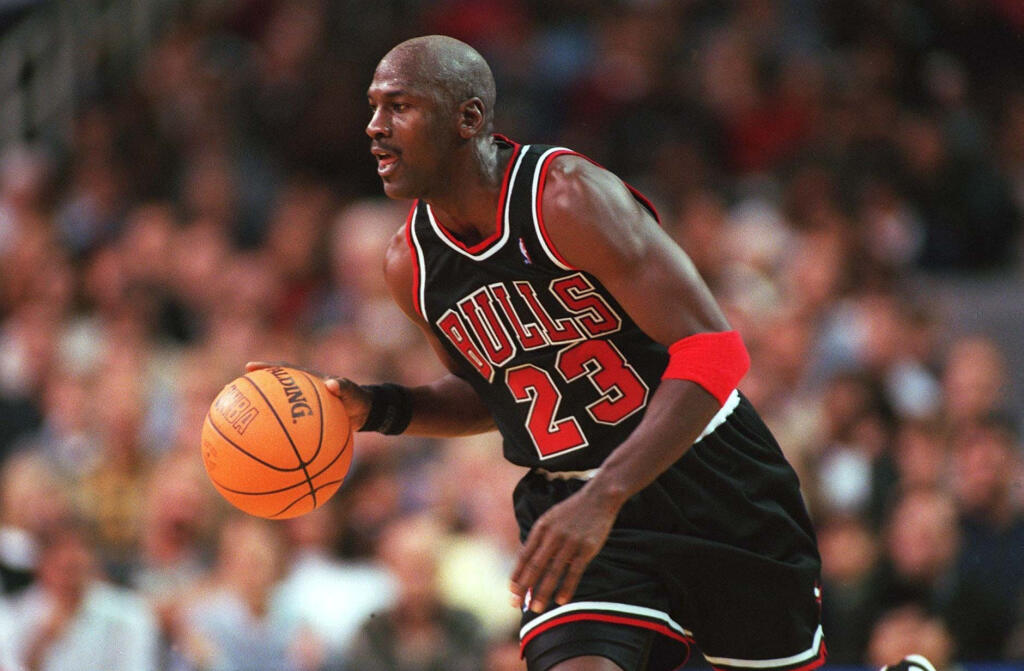 Mnohí ho považujú za najväčšieho a najslávnejšieho športovca všetkých čias. Michael Jordan navždy zmenil svet basketbalu a jeho úctyhodná kariéra nie je ovenčená len mnohými úspechmi, ale aj problémami s gamblingom. Američan našiel záľubu v pokri, ale aj golfe, na ktorom mal prehrať čiastky prevyšujúce milión dolárov. V roku 1993 ho dokonca pristihli v jednom z kasín noc pred zápasom a Jordan bez okolkov priznal, že prehral 165-tisíc dolárov.