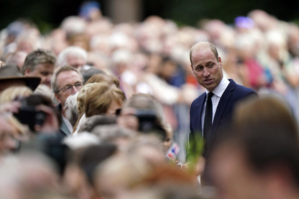 Na snímke britský princ William sa zhovára s ľudmi po obhliadnutí kytíc na pamiatku zosnulej britskej kráľovnej Alžbety II. pred sídlom Sandringham House v anglickom grófstve Norfolk 15. septembra 2022. FOTO TASR/AP