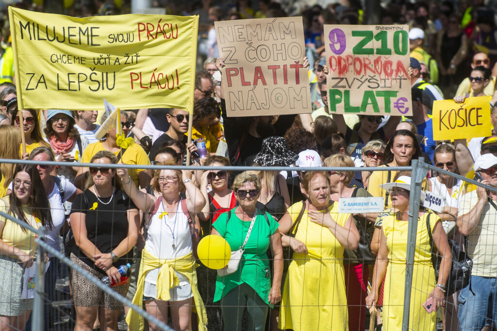 Na snímke účastníci protestu Odborového zväzu pracovníkov školstva a vedy na Slovensku - Protest za vyššie platy zamestnancov a za lepšie podmienky v školách pre deti, žiakov a študentov, ale aj pedagogických a odborných zamestnancov, učiteľov vysokých škôl a nepedagogických zamestnancov pred budovou Národnej rady SR v stredu 15. júna 2022 v Bratislave. FOTO TASR - Jakub Kotian