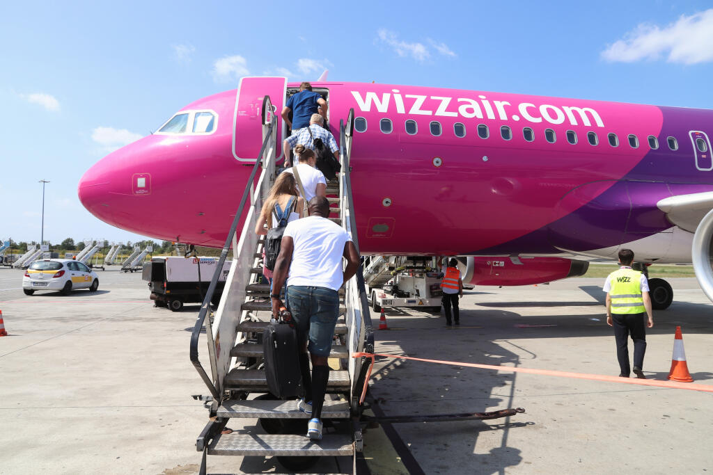Nastupujúci turisti do lietadla spoločnosti Wizz Air