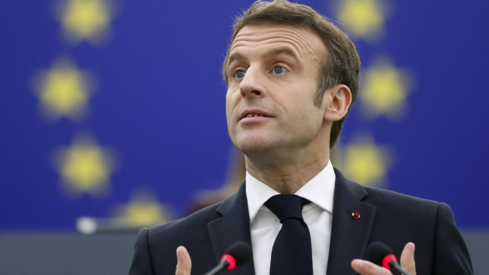 KK56 Štrasburg - Francúzsky prezident Emmanuel Macron vystupuje v pléne Európskeho parlamentu, kde predstavil priority predsedníctva svojej krajiny v Rade EÚ, ktoré sa začalo 1. januára, 19. januára 2022 v Štrasburgu. FOTO TASR/AP
French President Emmanuel Macron delivers a speech at the European Parliament Wednesday, Jan. 19, 2022 in Strasbourg, eastern France. (AP Photo/Jean-Francois Badias)
