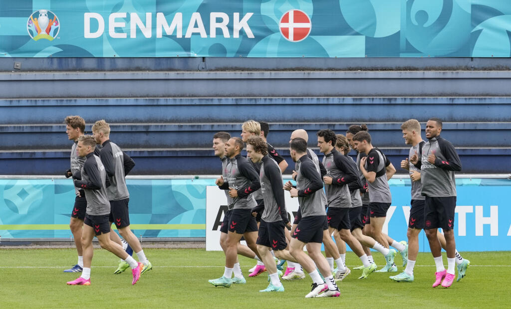 KK9 Helsingor - Tréning dánskej futbalovej reprezentácie 14. júna 2021 v dánskom Helsingore. Je to prvý tréning dánskej futbalovej reprezentácie od sobotného zápasu proti Fínsku na majstrovstvách Európy, počas ktorého skolaboval hráč Christian Eriksen. FOTO TASR/AP
Players exercise at the training ground during a training session of Denmark's national team in Helsingor, Denmark, Monday, June 14, 2021. It is the first training of the Danish team since the Euro championship soccer match against Fi