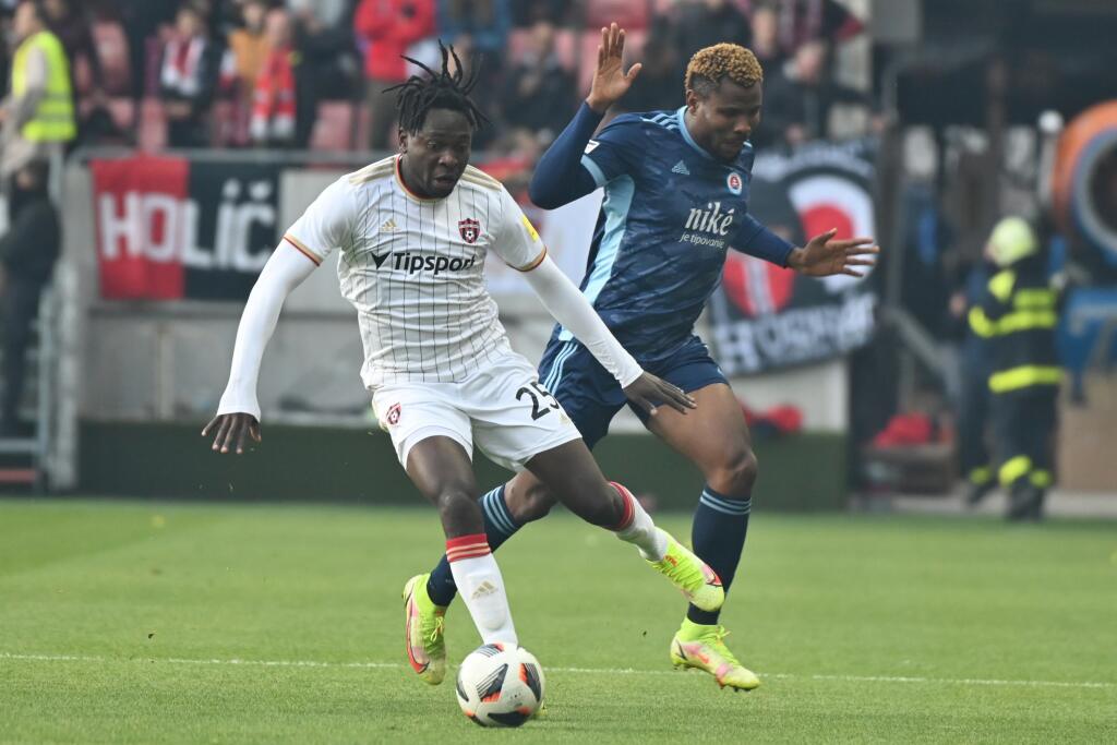 Na snímke zľava hráč Spartaka Bamidele Yusuf a hráč Slovana Ezekiel Henty v záúase 11. kola futbalovej Fortuna ligy FC Spartak Trnava - ŠK Slovan Bratislava v Trnave v nedeľu 17. októbra 2021. FOTO TASR - Lukáš Grinaj
