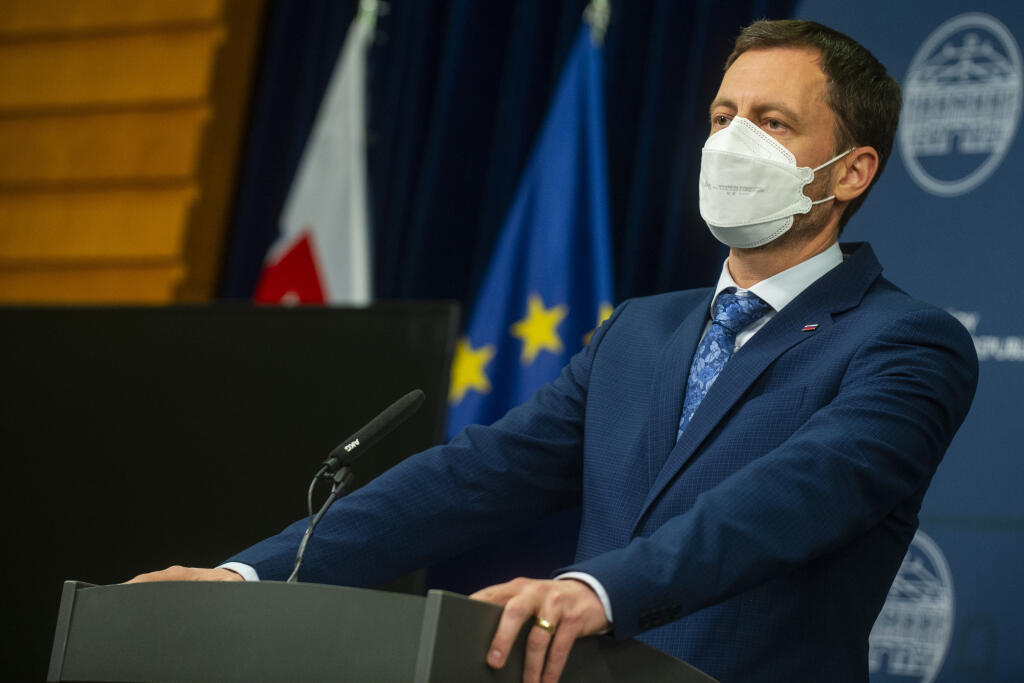Na snímke predseda vlády SR Eduard Heger (OĽANO) počas tlačovej konferencie na tému Dobré správy nesmú zanikať 3. decembra 2021 v Bratislave. FOTO TASR - Jakub Kotian
