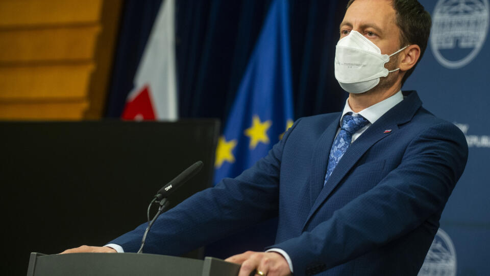 Na snímke predseda vlády SR Eduard Heger (OĽANO) počas tlačovej konferencie na tému Dobré správy nesmú zanikať 3. decembra 2021 v Bratislave. FOTO TASR - Jakub Kotian