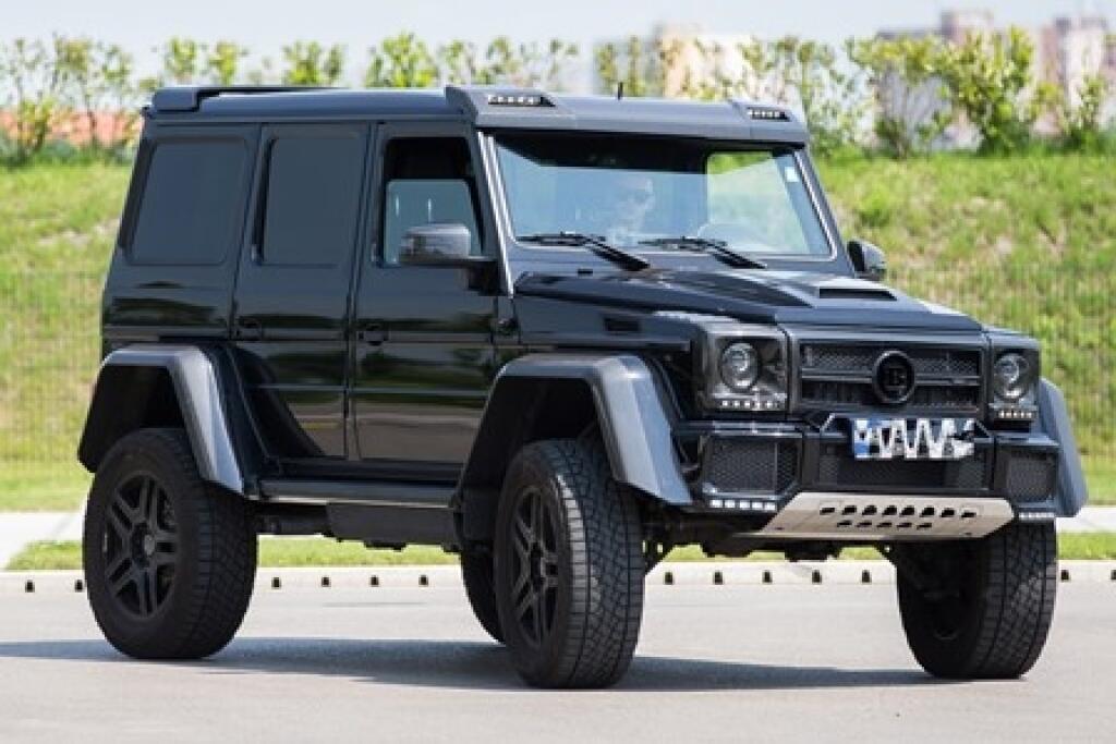 Azda najznámejším autom futbalových reprezentantov je nadupaný Mercedes Vladka Weissa, ktoré sa preslávilo hlavne šoférskou kauzou hráča Al Gharafy. Cena?