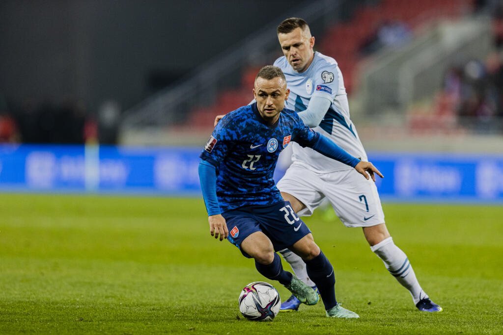 Na snímke Stanislav Lobotka a Josip Iličić počas zápasu kvalifikácie Majstrovstiev sveta vo futbale 2022 medzi Slovensko a Slovinskom