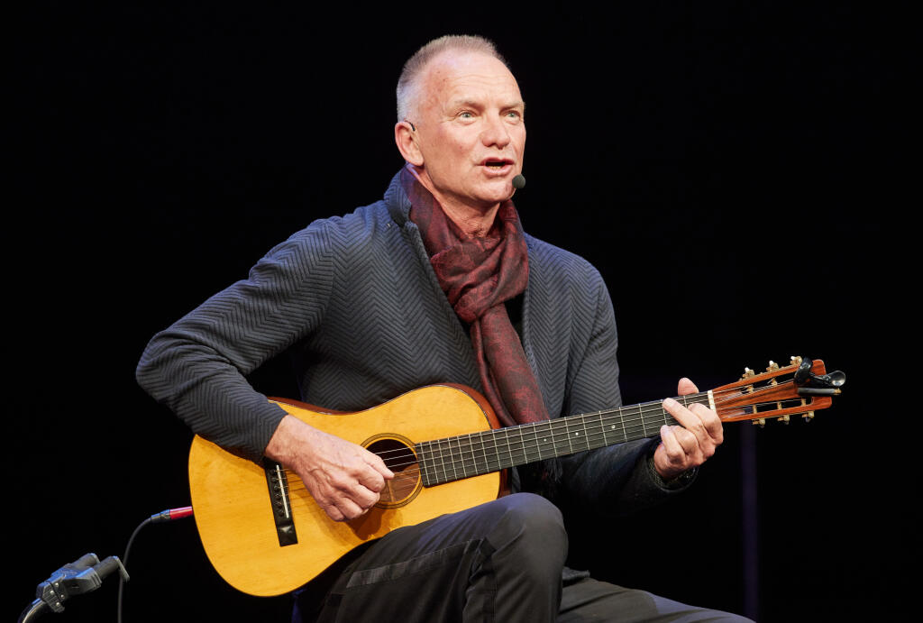 WA 25 Lübeck - Britský hudobník, spevák a skladateľ Sting há na gitare na pódiu po muzikáli s názvom The Last Ship (Posledná loď) v Lübecku v nedeľu 27. marca 2022. Ide o Stingov debutový muzikál. The Last Ship je čiastočne autobiografický príbeh o márnotratnom synovi, ktorí sa vracia domov do severoanglického mesta, známeho stavbou lodí. FOTO TASR/DPA
dpatopbilder - 27.03.2022, Schleswig-Holstein, Lübeck: Sting, Musiker aus Großbritannien, sitzt nach der Vorstellung seines Musicals «The last S