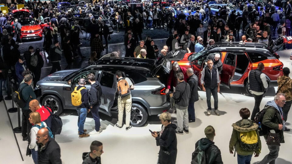 WA 33 Paríž - Návštevníci si prezerajú autá na autosalóne v Paríži v utorok 15. októbra 2024. FOTO TASR/AP
A Leapmotor C10 car is presented at the Paris Auto Show, in Paris, Tuesday, Oct. 15, 2024. (AP Photo/Michel Euler)