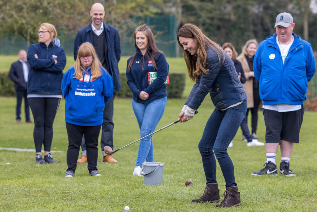 Počas návštevy detskej charity v grófstve Durham nás Kate opäť presvedčila, že sama je sčasti dieťaťom. Na ranči, ktorý poskytuje všakovaké voľnočasové aktivity pre mladých ľudí so špeciálnymi potrebami, si vojvodkyňa vyskúšala nielen golf (ktorý jej beznádejne nešiel), ale sadla si aj za volant traktora a pohladila si aj krásnu malú ovečku. V prvom rade sa však zhovárala a zabávala s tamojšou mládežou.