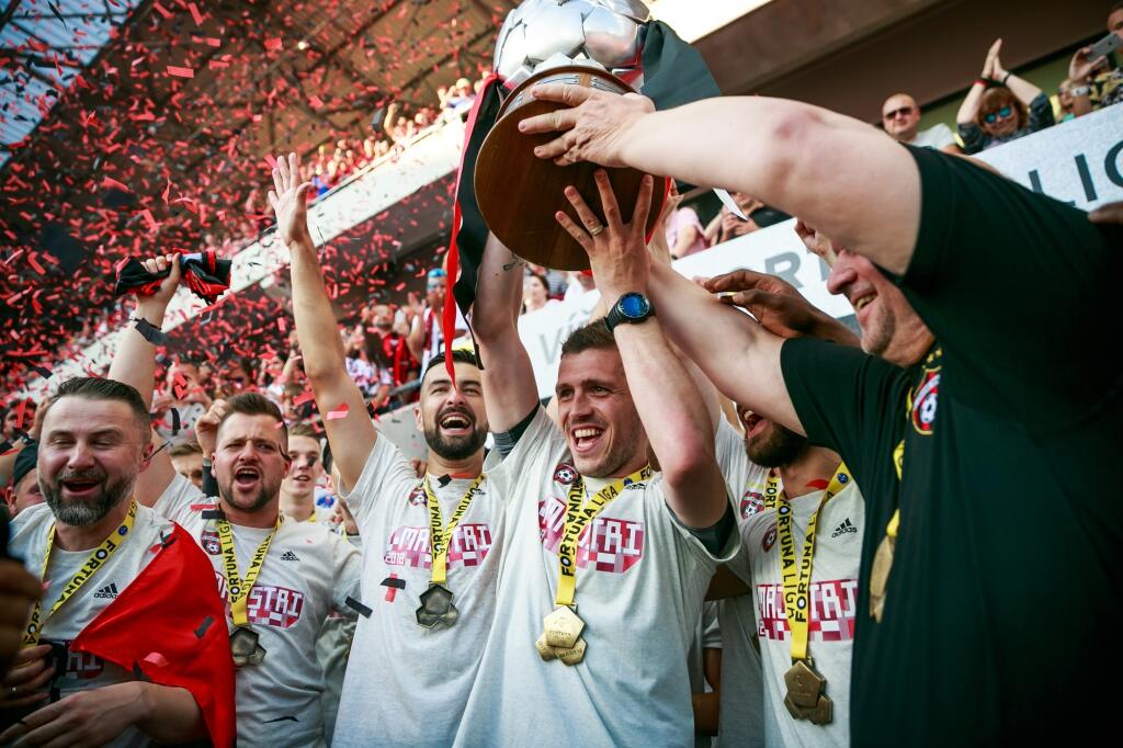 Spartak Trnava - Futbalisti Spartaka sa po 45 rokoch dočkali vytúženého titulu, no niekoľko mesiacov po jeho zisku naplno prepukol korupčný škandál. Najavo totiž vyšlo, že na Slovensku operuje známa firma z futbalového prostredia, ktorá uplácala hráčov v minulej sezóne práve v zápasoch Trnavy. Jedným z takýchto stretnutí mal byť duel Ružomberka s Trnavou (skončil sa 0:0), keď brankárovi Ružomberka Matúšovi Macíkovi mali ponúknuť úplatok vo výške 5 000 eur, aby zabezpečil, že domáci tím v stretnutí s Trnavou nevyhrá. Macík sa pred zápasom stretol na jednej benzínke s bývalým funkcionárom Danielom Bartkom, ktorý mu mal podľa jeho slov spomínanú čiastku ponúknuť. To Macík odmietol a celú vec nahlásil polícii. Prípadom sa následne začala zaoberať NAKA.