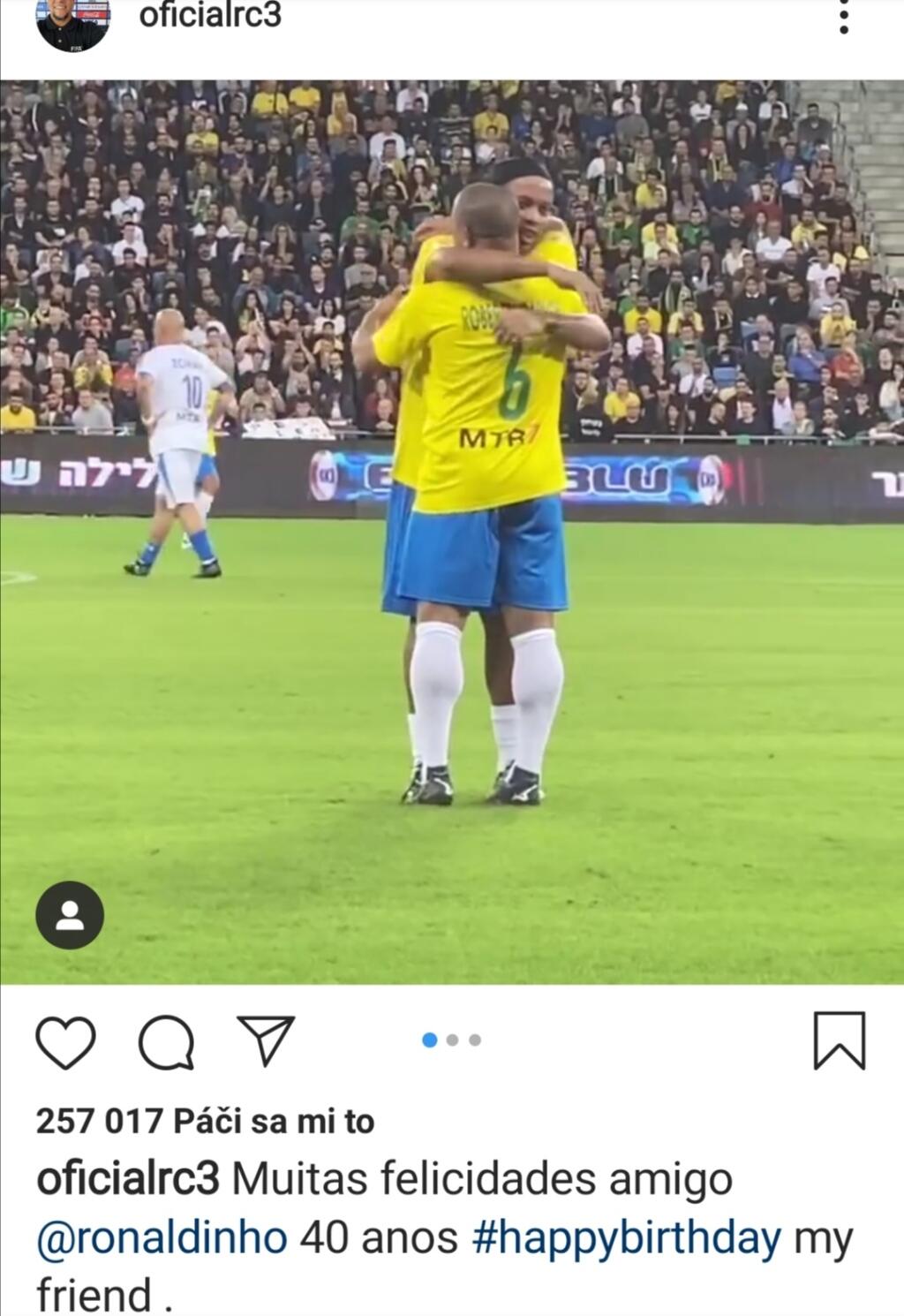 Na Ronaldinha nezabudol ani ďalší Brazílčan, Roberto Carlos. Aj ten poslal Ronaldinhovi narodeninový odkaz.