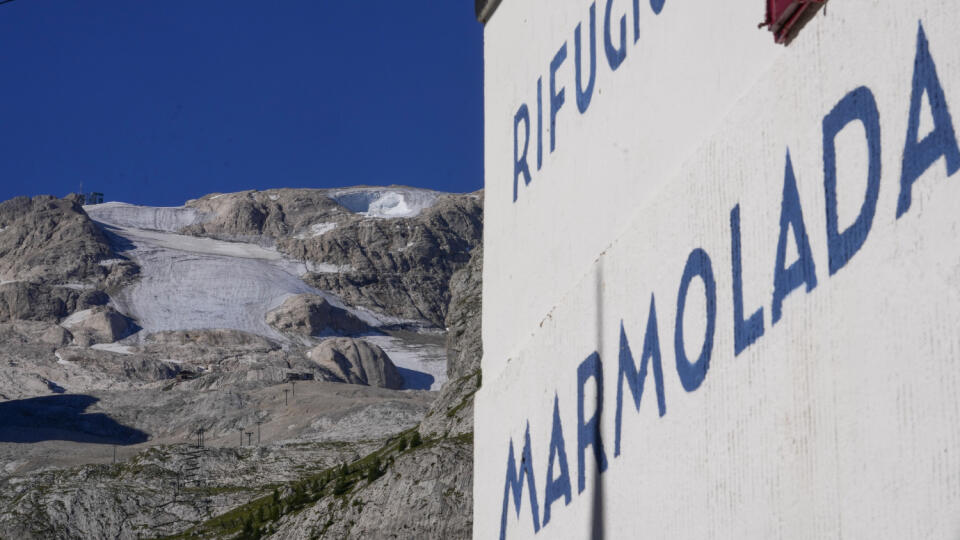 Dans cette photo d'archive du 6 juillet 2022, le refuge de montagne Marmolada sous le glacier de Punta Rocca dans la chaîne de montagnes des Dolomites dans les Alpes, au nord de l'Italie.  Après l'accident mortel dans les Dolomites dans les Alpes italiennes début juillet, lorsqu'un glacier y a glissé et 11 personnes y ont perdu la vie, une nouvelle fissure est apparue sur la plus haute montagne des Dolomites, la Marmolada.