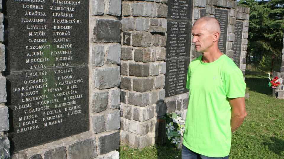 Bývalý baník Miroslav Masarik pri pamätníku s menami mŕtvych kolegov a kamarátov na handlovskom cintoríne.