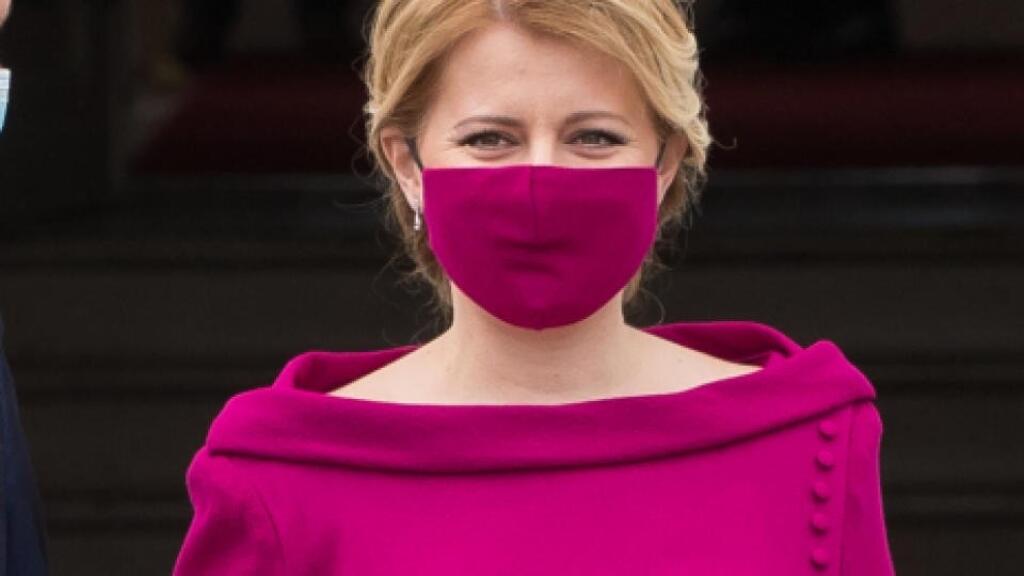 Prezidentka Zuzana Čaputová má rúško vždy perfektne zladené so šatami. Jej oči teraz vyniknú ako nikdy predtým. Tipnite si či sú to oči mačky alebo fénixa!