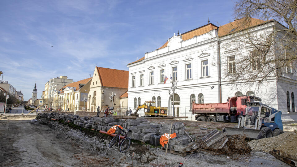 Ukryté pod zemou. Objavy archeológov sú už zakonzervovavé a zahrabané v zemi.