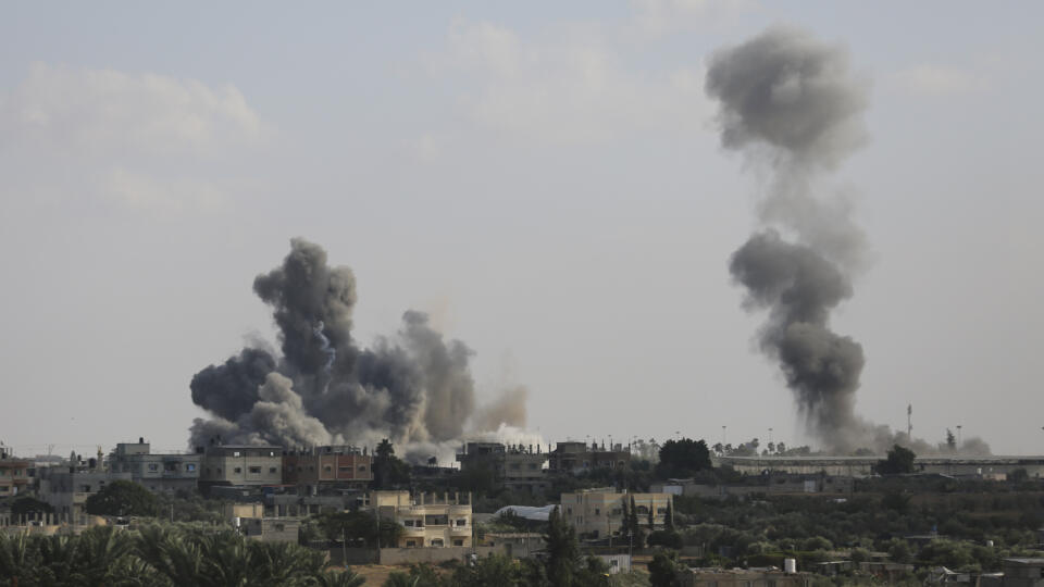 JB 27 Gaza - Dym stúpa pri explózii po izraelskom leteckom útoku na hranici medzi Egyptom a Rafahom v pásme Gazy 10. októbra 2023. FOTO TASR/AP
Smoke rises from an explosion caused by Israeli airstrikes on the border between Egypt and Rafah, Gaza Strip, Tuesday, Oct. 10, 2023. (AP Photo/Hatem Ali)