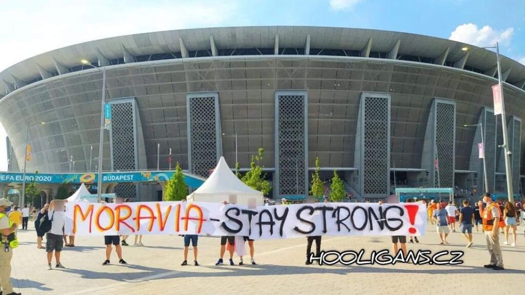 Chuligáni Brna pomáhajú na Južnej Morave odstraňvovať škody tornáda a opravujú domy.