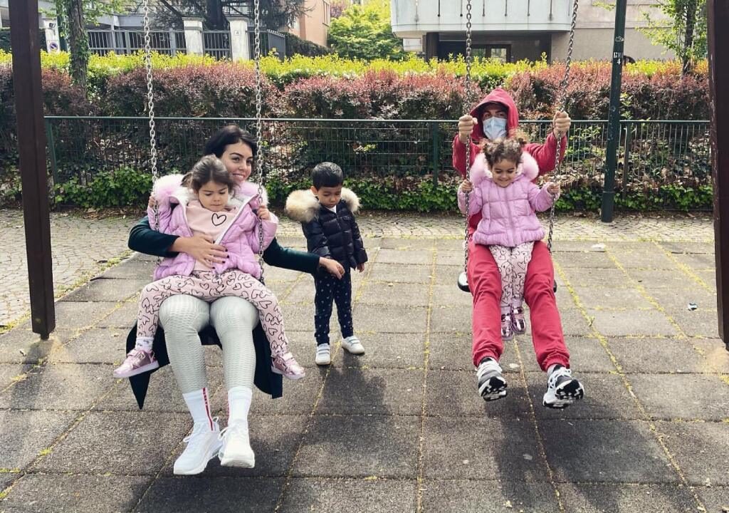 Cristiano Ronaldo a Georgina Rodriguez spolu vychovávajú zatiaľ štyri deti.