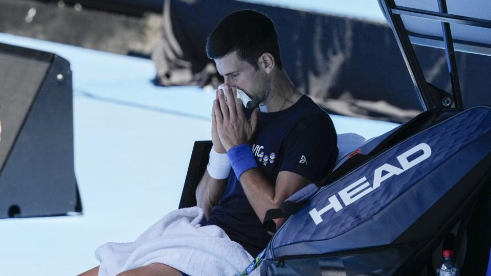 JB 8 Melbourne - Deväťnásobný šampión Australian Open, srbský tenista Novak Djokovič oddychuje počas tréningu na kurte v austrálskom Melbourne 12. januára 2022. FOTO TASR/AP
Defending men's champion Serbia's Novak Djokovic rests during a practice session on Rod Laver Arena ahead of the Australian Open tennis championship in Melbourne, Australia, Wednesday, Jan. 12, 2022. AP Photo/Mark Baker)