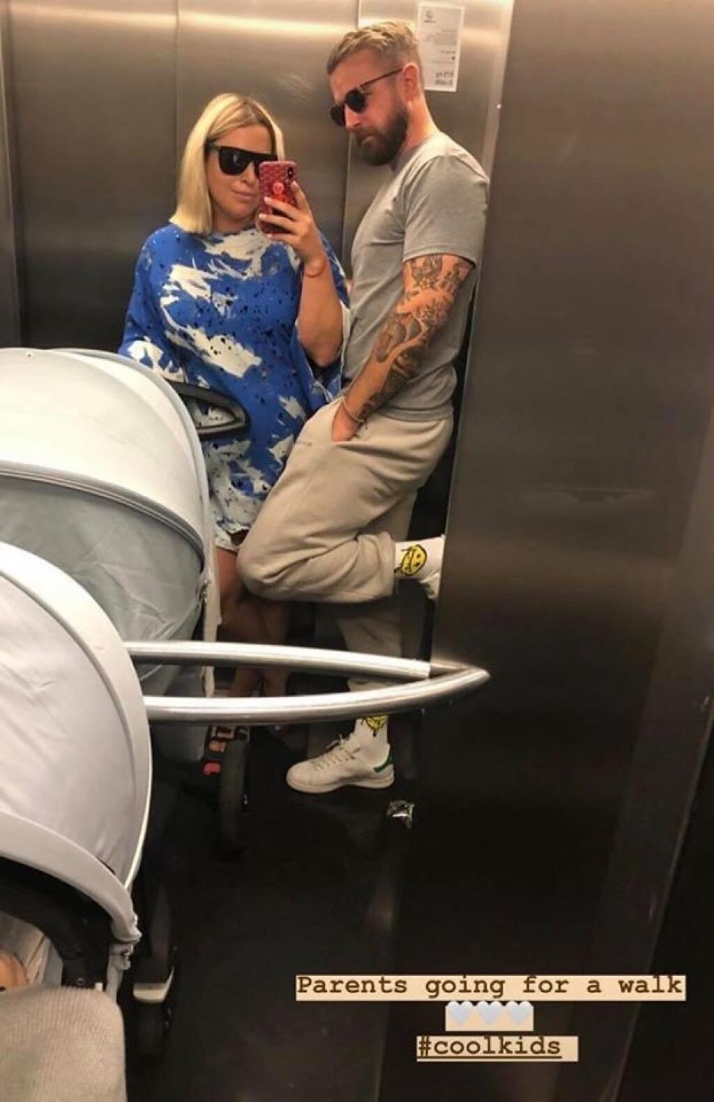 Selfie z výťahu nemôže chýbať. Rodičia kočíkujú malého Jakubka.