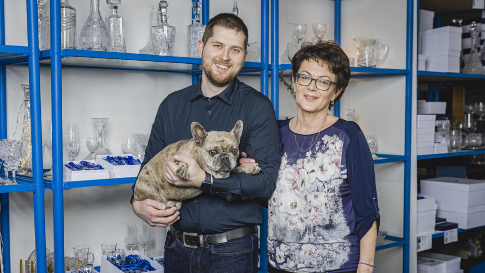 Rodinná firma Fister Crystal zušľachťuje krištáľ a iné sklenené výrobky v brusiarni pod Tatrami, syn Erik a mama Emília