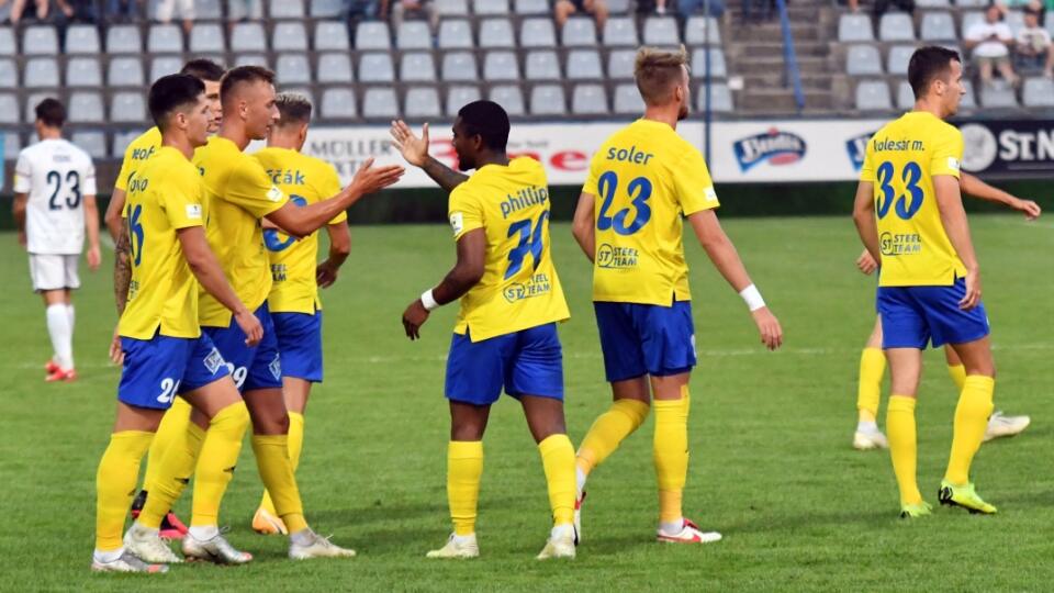 Na snímke hráči MFK Zemplín Michalovce sa tešia po strelení prvého gólu v zápase 4. kola základnej časti futbalovej Fortuna ligy MFK Zemplín Michalovce – FC ViOn Zlaté Moravce - Vráble v Michalovciach 25. augusta 2020. FOTO TASR – Roman Hanc