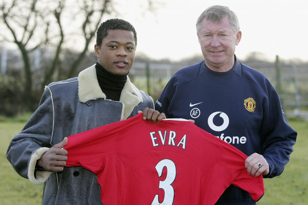 Evra prišiel do Manchestru United v januári 2006 za 5,5 milióna libier a podpísal zmluvu na tri a pol roka.