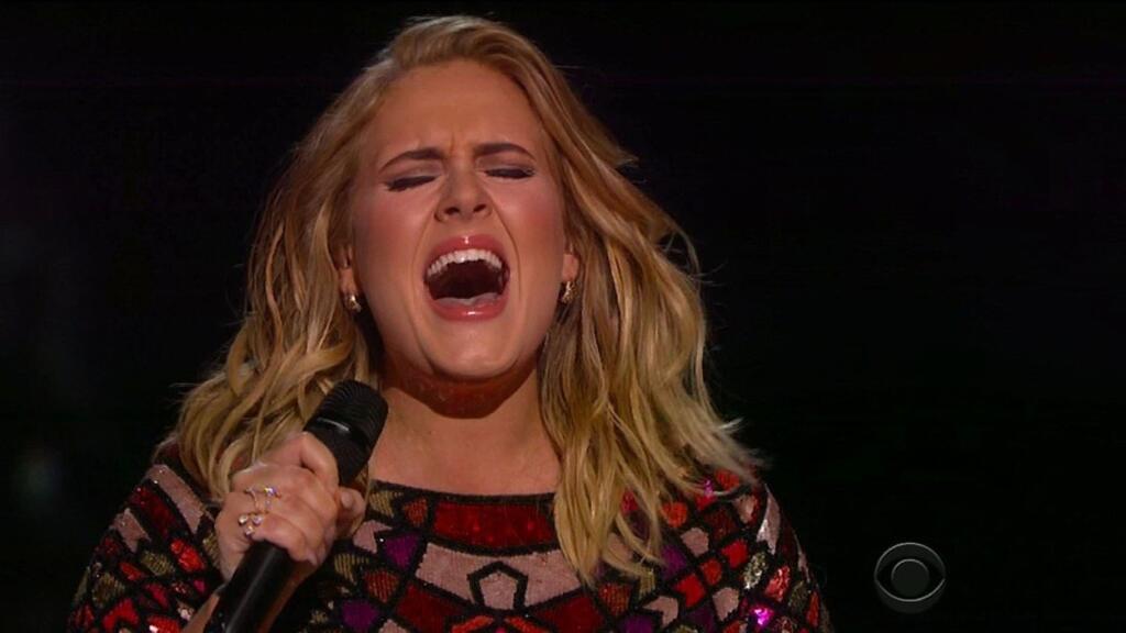 Adele Pattinsonovi povedala, že je najpredávanejšia britská speváčka, nech si svoje rady strčí za klobúk.