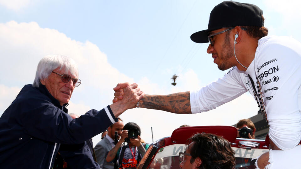 Podľa Bernieho Ecclestonea hrá Lewis Hamilton len mediálnu hru.