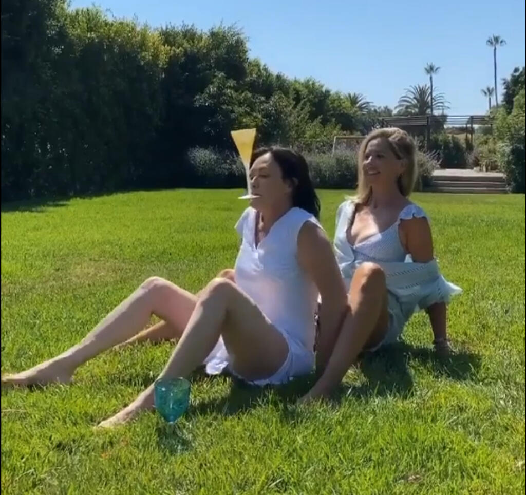 S úsmevom
Aj keď herečka zo seriálu Beverly Hills 90210 znova bojuje, užíva si každú chvíľu.