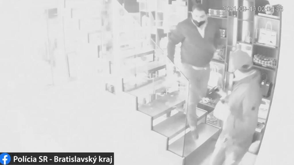 Polícia zverejnila zábery z krádeže bytu v Starom Meste. Podľa záberov a Cibulkovej podobizne na stene je zrejmé, že ide o byt bývalej tenistky.