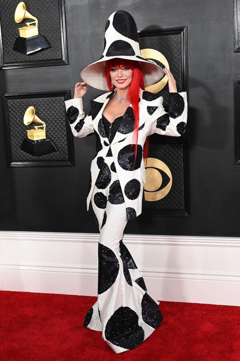 Shania Twain je povestná módnymi kreáciami. Na Grammy predviedla divnú róbu, ktorá viac pripomínala hubu ako slávnostné šaty.
