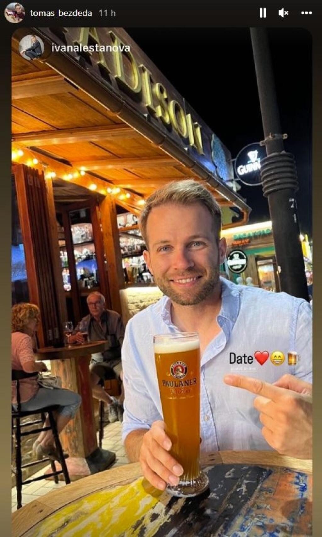 Večer si doprial chladené pivko.
