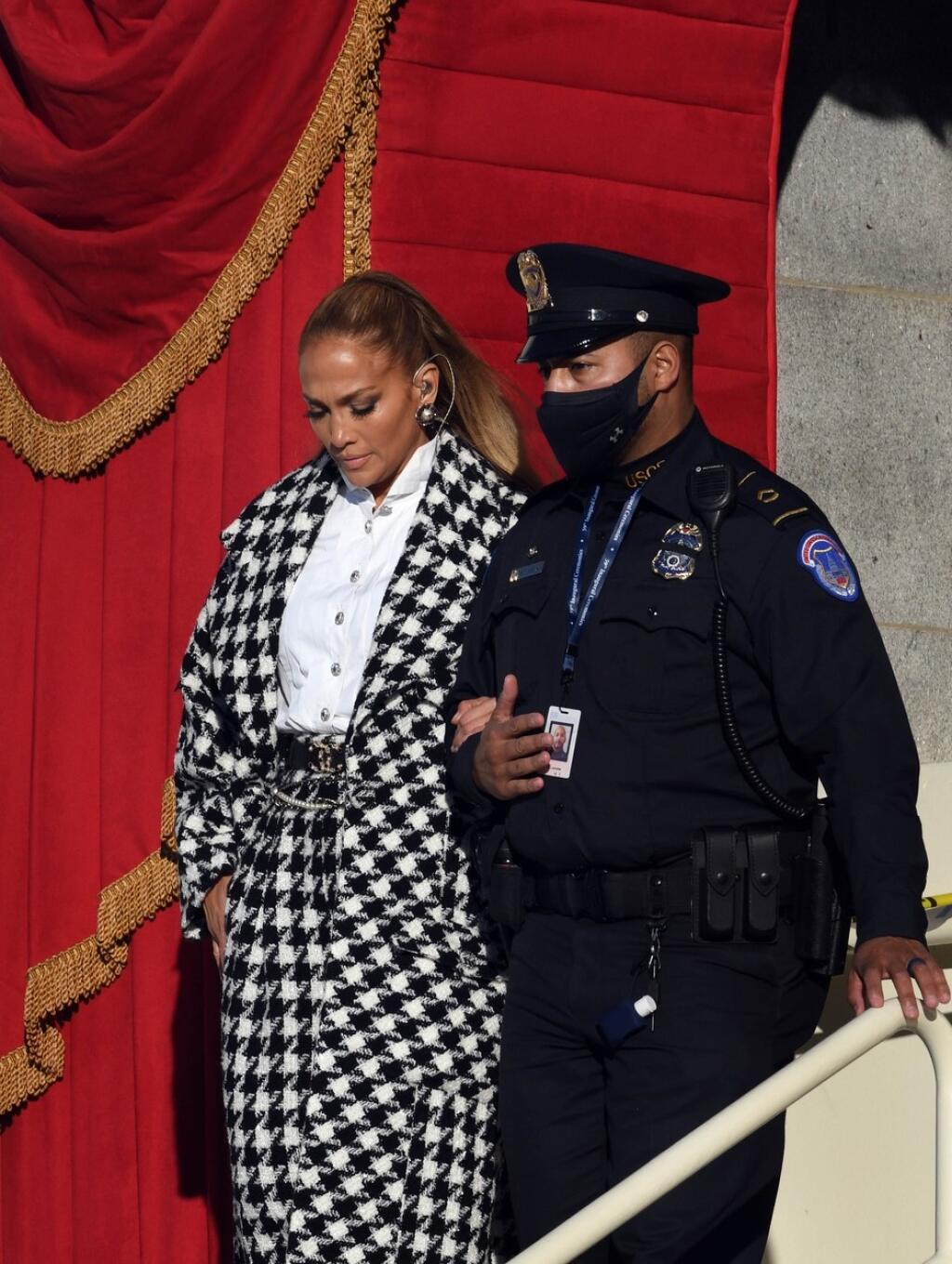 Jennifer Lopez na skúške pred inauguráciou v kostýmčeku so vzorom kohútej stopy.