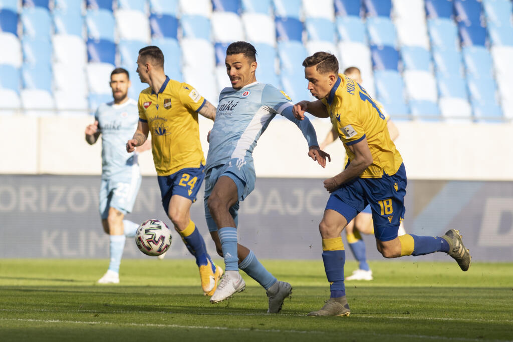 Na snímke vpravo Jannik Müller (DAC), uprostred Moha (Slovan) a vľavo Dominik Kružliak (DAC) počas 22. kola Fortuna ligy ŠK Slovan Bratislava – FC DAC 1904 Dunajská Streda 6. marca 2021 v Bratislave. FOTO TASR - Pavel Neubauer