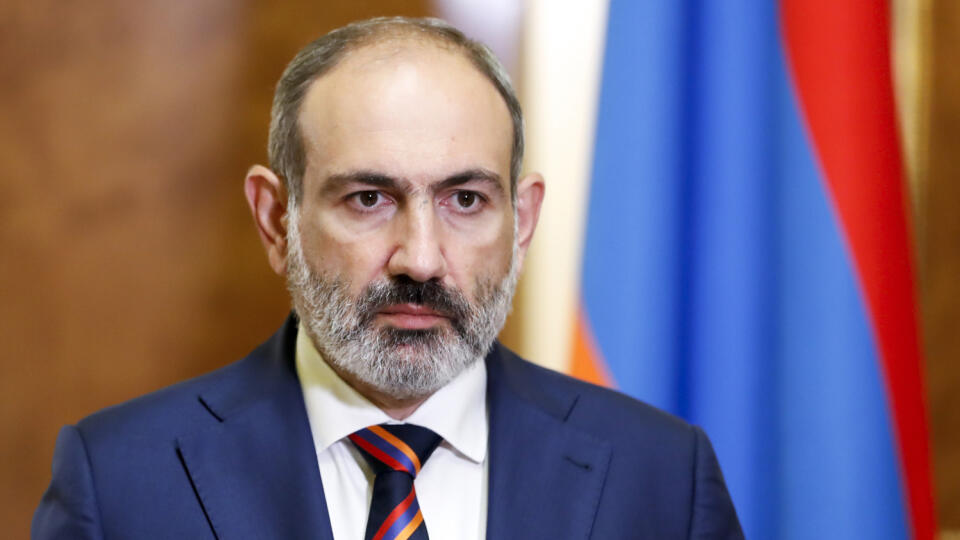 WA 6 Jerevan - Arménsky premiér Nikol Pašinjan počas prejavu v parlamente v Jerevane v nedeľu 27. septembra 2020. Pašinjan varoval medzinárodné spoločenstvo pred tureckými zásahmi do nových bojov, ktoré vypukli v nedeľu v separatistickom regióne Náhorný Karabach - v etnicky arménskej enkláve na území Azerbajdžanu. Podľa agentúry TASS Pašinjan taktiež vyhlásil, že arménska vláda by mala zvážiť otázku uznania nezávislosti medzinárodne neuznanej Náhornej karabašskej republiky.