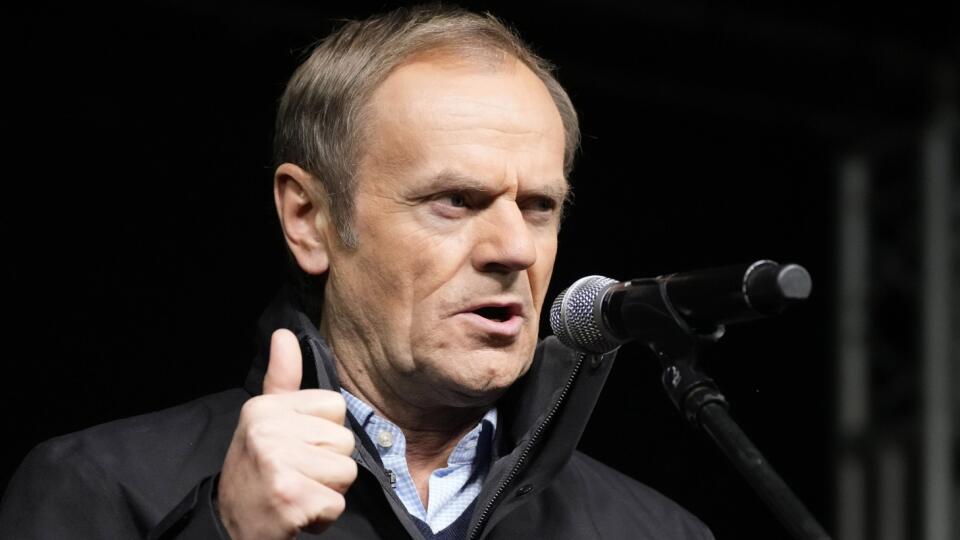 WA 17 Varšava - Bývalý predseda Európskej rady a šéf najväčšej opozičnej strany Občianska platforma Donald Tusk sa prihovára k davu počas protestu proti novému spornému mediálnemu zákonu, ktorý môže podľa kritikov obmedziť slobodu tlače v krajine vo Varšave v nedeľu 19. decembra 2021. Protesty sa konali aj v iných mestách ako Gdansk, Štetín, Poznaň a Krakov. Kritici vidia v novelizácii mediálneho zákona pokus pravicovo-populistickej vlády umlčať spravodajskú stanicu TVN24 s americkými vlastníkmi
