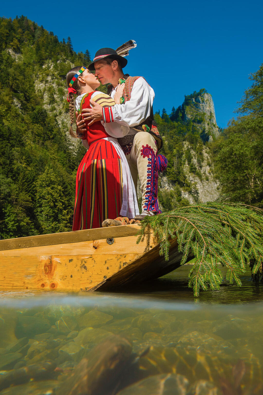Horúce bozky, dotyky, odhalené telá. Fotky folkloristov z Podduklianskeho umeleckého súbou z Prešova s nádychom erotiky budú zdobiť jednotlivé mesiace kalendára na rok 2021.