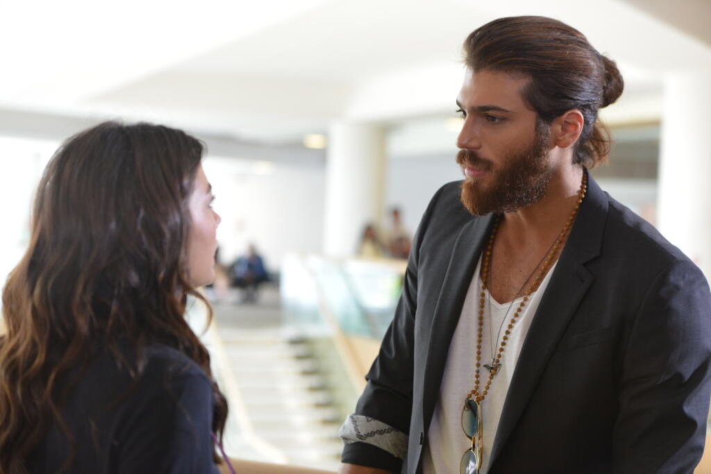 Can Yaman zo seriálu S hlavou v oblakoch