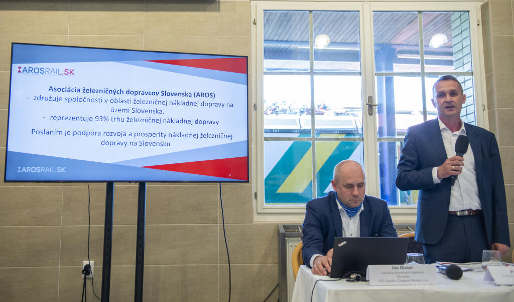 Na snímke vľavo z Asociácie Železničných dopravcov Slovenska (AŽDS) a zástupca firmy LTE Logistik a transport Slovakia s.r.o Ján Biznár a vpravo výkonný riaditeľ Asociácie železničných dopravcov Slovenska Patrik Benka počas tlačovej konferencie na tému 