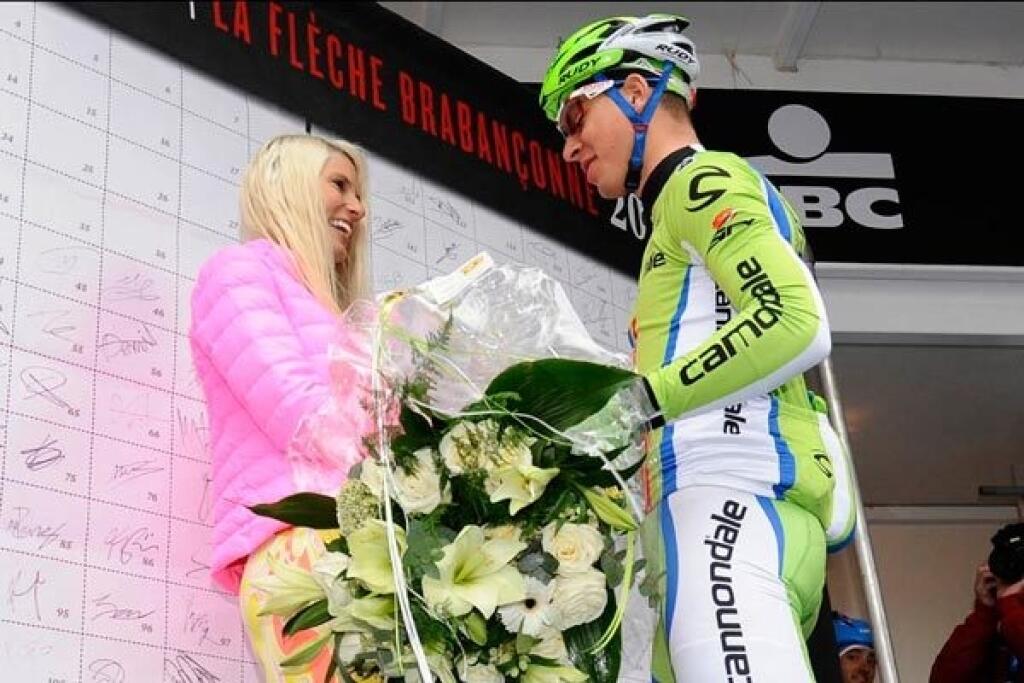 Sagan sa nakoniec Maji ospravedlnil aj s veľkou kyticou.