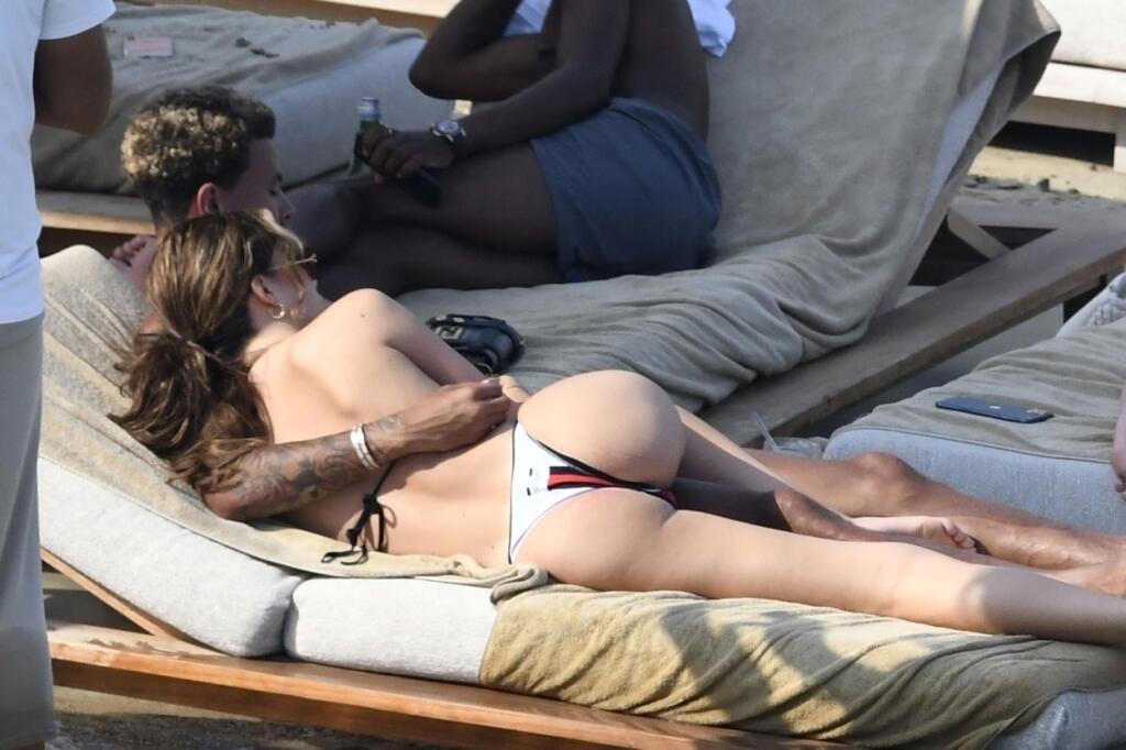 Párik bol vďačným objektom paparazzi fotografov, ktorí na Deleho s Ruby striehli na ich spoločných dovolenkách.