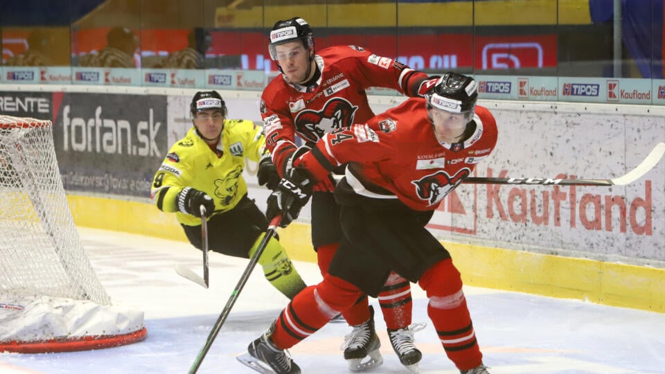 Na snímke zľava Matej Ľupták (Detva) a Alex Breton a Alex Vyhonský (Banská Bystrica) počas dohrávky 27. kola Tipos extraligy HC‘05 Banská Bystrica - HC 07 Detva vo Zvolene 4. januára 2021. FOTO TASR - Ján Krošlák



